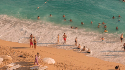 Görüntüler Antalya’dan… Sahiller doldu taştı ant