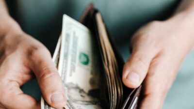 Aldığı rüşveti gerçekten yiyen polis hastanelik oldu dolar